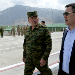 Садыр Жапаров «Капчыгай» чек ара тозотунда жана Баткен шаарындагы аскер бөлүгүндө болду