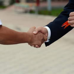 Садыр Жапаров Ошто аскер кызматкерлерине батирлердин ачкычтарын тапшырды