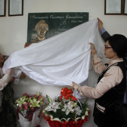 СҮРӨТ - Бишкек хореографиялык окуу жайына Гүлбара Даниярованын мемориалдык тактасы орнотулду