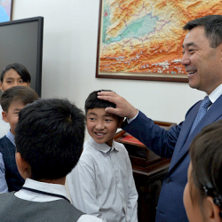 СҮРӨТ - Президент аз камсыз болгон үй-бүлөлөрдүн балдары менен жолугушту