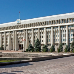 Элди мазактаган маршрутканын кожоюндары Ак үйдө олтурат