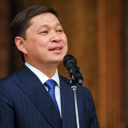 Москвада бизнес кылган Сапар Исаков бийлик кумарына азгырылууда