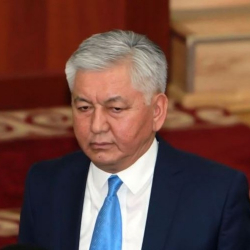 ФОТО - Иса Омуркулов улетел лечиться. Политик, который ждал должностей от всех президентов