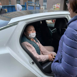 Россиядагы полицияны сындаган кыргызстандык келин камактан чыкты