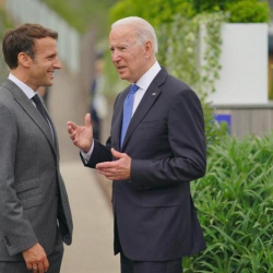 Макрондун Байденди мактаган сөздөрү Трампты териктирди