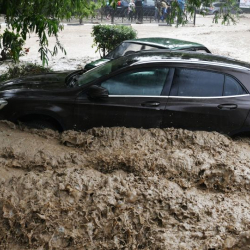 ВИДЕО - Потоки воды уносят авто — что происходит в Крыму из-за мощных ливней