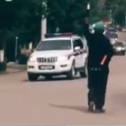 ВИДЕО - В Нарыне на пути кортежа Садыра Жапарова появился мужчина с жезлом