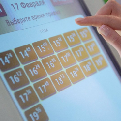 В электронной очереди пациентов записывали к умершему врачу. Ошибку устранили