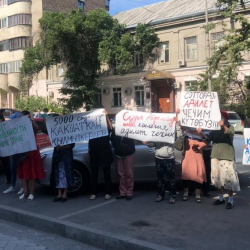 Бишкекте «Ош» базардагы соодагерлер шаардык соттун алдына чогулушту