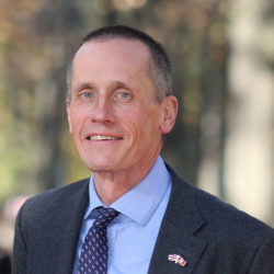 Улуу Британиянын Кыргызстандагы элчиси Чарльз Гаррет иш сапары менен Кумтөргө барат