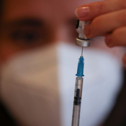 ВОЗ впервые разрешила вакцинировать детей и подростков от коронавируса