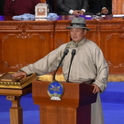 Моңголиянын жаңы президенти ант берип, «Мамлекеттик мөөрдү» алды