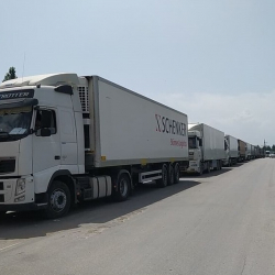 Около 10 грузовиков из Кыргызстана застряли в Таджикистане на границе с Узбекистаном