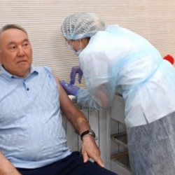 Нурсултан Назарбаев привился от коронавируса «Спутником V»
