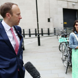 Глава Минздрава целуется с женой миллионера: скандальное фото