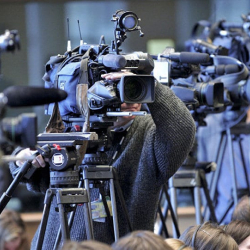 Президент журналисттердин ишине тоскоол болгон чиновниктердин жоопкерчилигин күчөтүүнү сунуштады