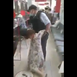 ВИДЕО - Полиция кызматкери беткап тагынбаган аялга күч колдонуп, сүйрөп чыкты