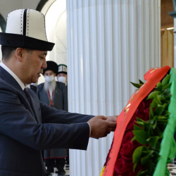СҮРӨТ - Садыр Жапаров Түркмөнстандын биринчи президентинин күмбөзүнө гүлчамбар койду