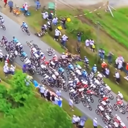 ВИДЕО - Күйөрмандын күнөөсүнөн улам биринин үстүнө бири кулаган велоспортчулар