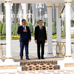 Президент: «Кыргызстан Түркмөнстандын ийгиликтерине жана жетишкендиктерине чын жүрөктөн кубанат»