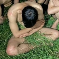 СҮРӨТ- Мыйзамсыз мигранттарды сабап, жылаңачтап кууп чыгышкан