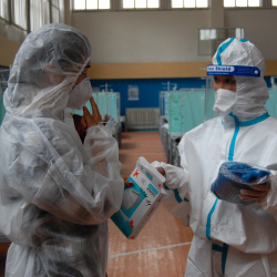 COVID-19: Медакадемиянын студенттери бейтаптарга акысыз жардам көрсөтүп жатабы?