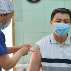 Улукбек Марипов кайсы вакцина менен эмделгени айтылды
