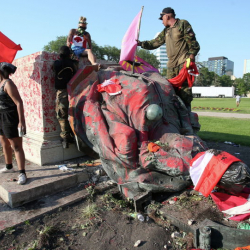 ВИДЕО - Канадада митингчилер Елизавета II менен Викториянын эстелигин талкалашты