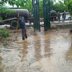 Алай районунда турак үйлөрдүн короолорун суу каптады