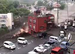 Мощный оползень сошел в Японии — видео момента. Пропали 20 человек