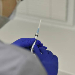 Иммунолог рассказал об отличиях COVID с прививкой и без