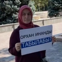ВИДЕО - Супруга Орхана Инанды вышла на одиночный пикет в центре Бишкека