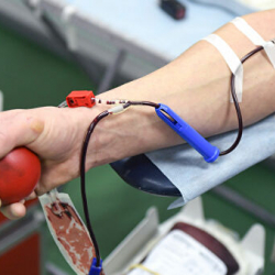 Ооруканада ВИЧ жуккан балдардын ата-энелери мамлекетти сотко берди