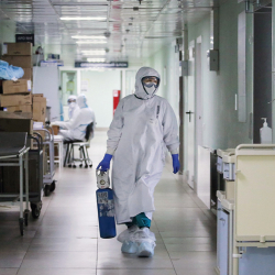 Окумуштуулар 4 ай ичинде COVID 22 жолу мутация болорун божомолдоодо