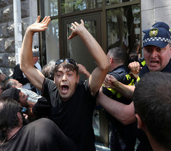 Бийлик ЛГБТ-активисттердин прайд-жүрүшүн токтотту