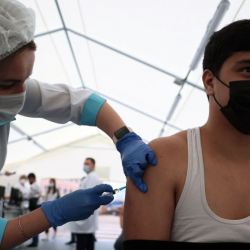 Штаб поручил прививать от COVID в шатрах — какие еще меры примут в КР