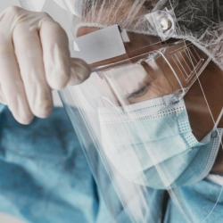 Наступил крайне опасный этап пандемии — глава ВОЗ