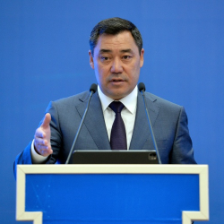 Бизде башаламан боло берсинби? Жапаровдун элчилерди какшыктаган видеосу