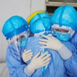 COVID-19: Кызыл зонада иштеген медайым эки ирээт эмделгенине карабай акка моюн сунду