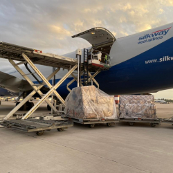 ФОТО - В Бишкек доставили 40 тыс доз вакцины AstraZeneca из Азербайджана