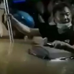ВИДЕО - В Китае во время наводнения затопило метро, погибли 12 человек