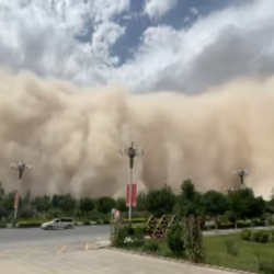 ВИДЕО - Кытайды кумдуу бороон каптады