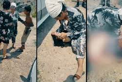 ВИДЕО - Под Ташкентом женщина избила и раздела другую женщину за купание в речке, из которой пьют воду