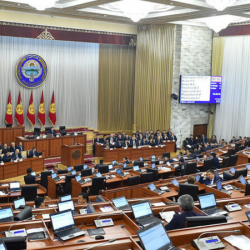 Жогорку Кеңештин ишин жөнгө салган мыйзамдар кайра жазылды