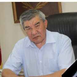 Камчыбек Ташиев Үсөн Сыдыковдун үй-бүлөсүнө көңүл айтты