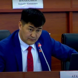 Шайлообек Атазов: «Өз баласы ата-энесин түрмөгө каматат» деген мыйзам акылга сыйбайт»