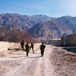 Тажикстандыктар президенттин Баткендеги өкүлүнүн орун басары бара жаткан унаага таш ыргытышты