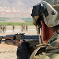 Баткенде контрабандалык жүктү токтотуу үчүн чек арачылар асманга ок чыгарышты