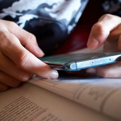 Что нельзя обсуждать рядом со смартфоном, рассказал эксперт