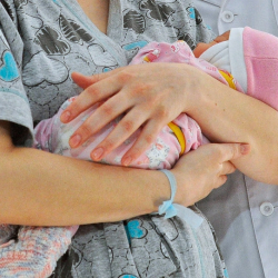 Алты жолку чемпион өз ымыркайын сатууга аракет кылган